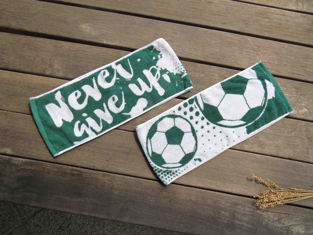 印有『Never Give Up!』勵志標語，適合球賽加油與日常使用。